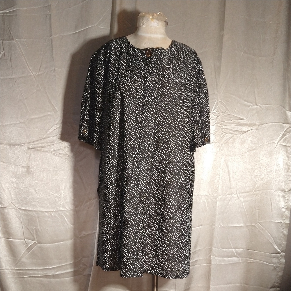 Vintage Late 70s Early 80s Black White Spot Swirl Button 18w Top. Great conditio